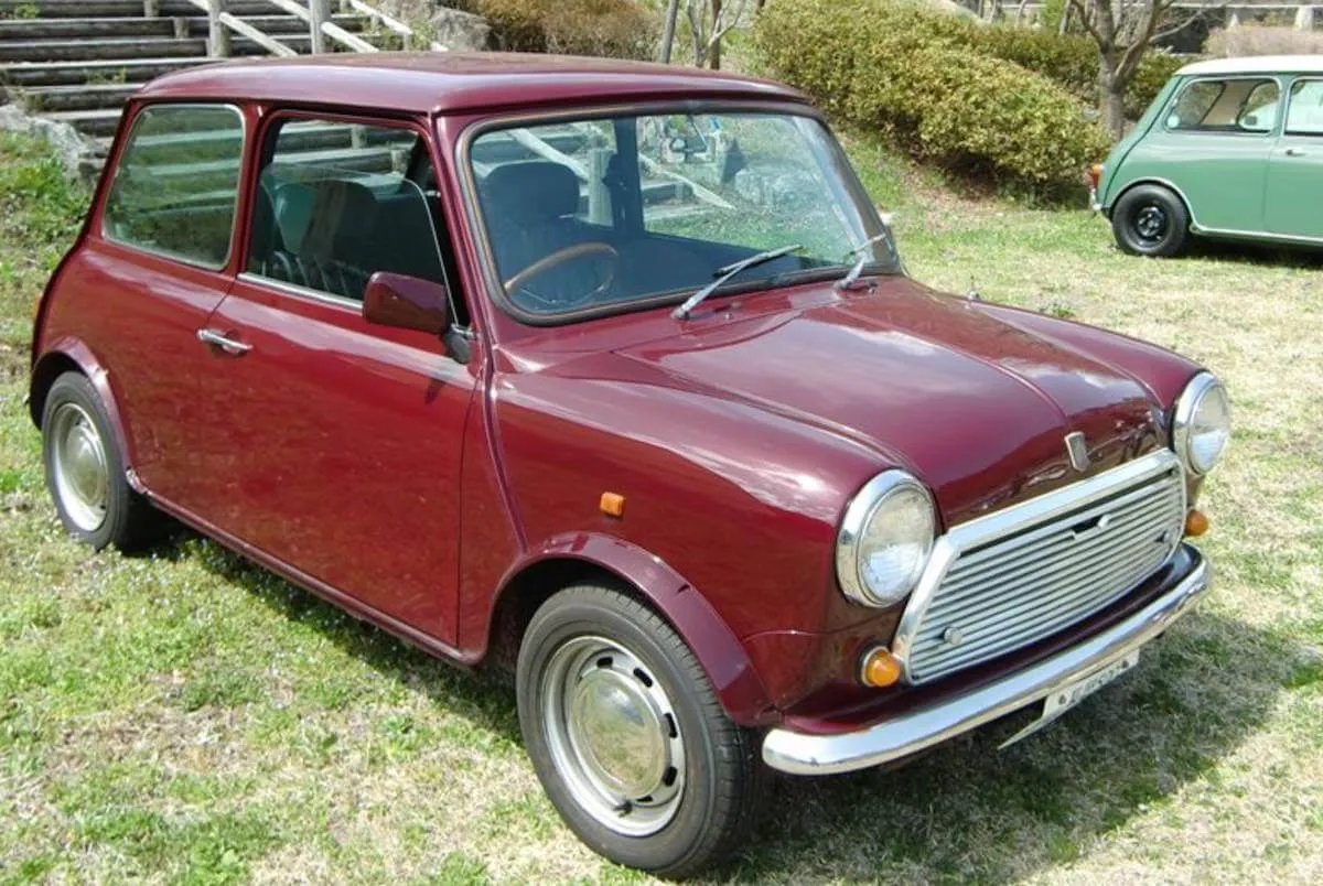 茶色のローバーミニ