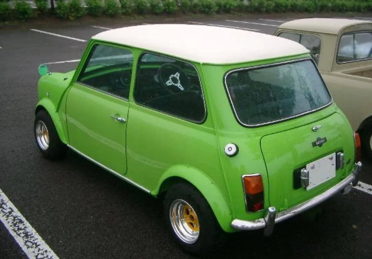 黄緑色のローバーミニ