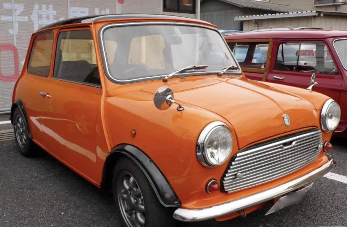 オレンジ色のローバーミニ