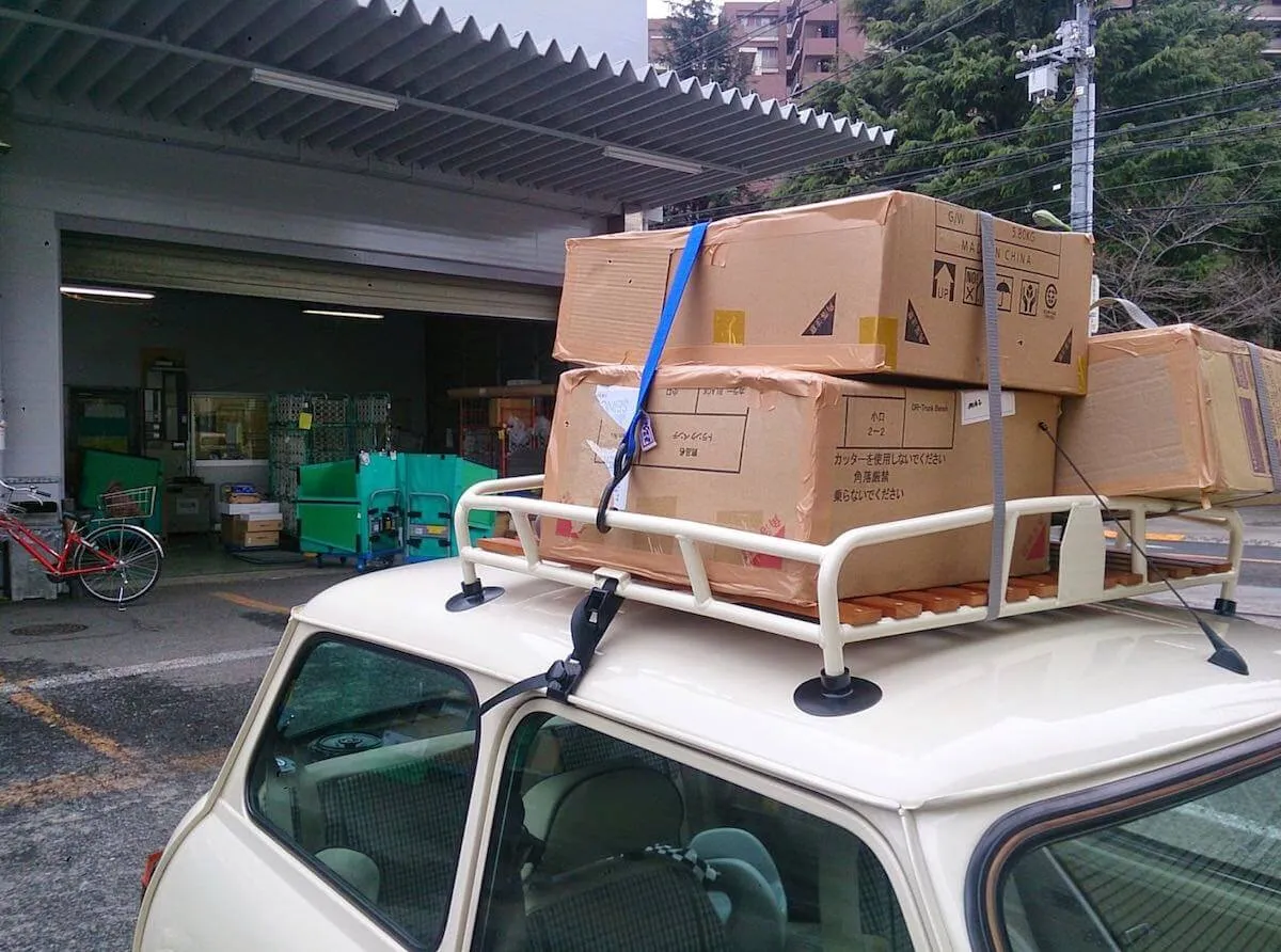 ルーフキャリアにダンボールを乗せる